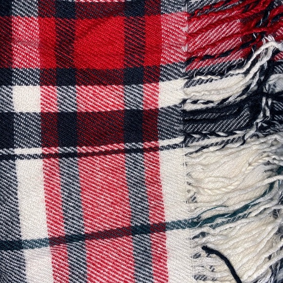🆕 H&M | Red & Navy Plaid Scarf - Picture 4 of 4